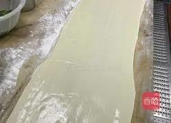 Illustration of how to make scallion pancake 3