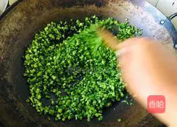 Illustration of how to make large meat dumplings with chives and moss 6