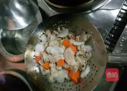 Illustration of how to make two-color radish soup with sliced ​​meat 3