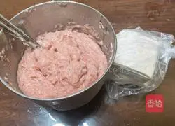 Illustration of how to make small meat wontons 4