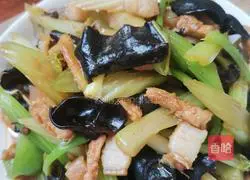 Illustration of how to make fried meat with celery and fungus 9