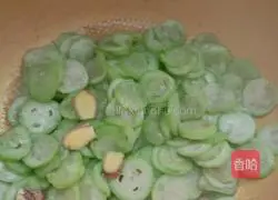 Illustration of how to make loofah and egg soup 5