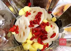 Illustration of how to make Ginkgo Lotus Root and Tremella Soup (strengthening the spleen and nourishing the skin) 6