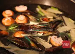 Illustration of how to make Shanhehai Sanxian Noodles 6