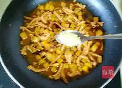 Beat green vegetables Illustration of making braised noodles 15