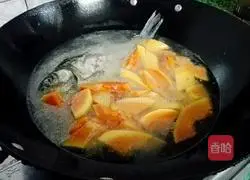Illustration of how to make papaya and crucian carp soup 4