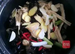 Illustration of how to stew chicken wings with mushrooms and yuba 7