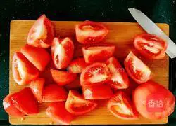 Illustration of how to make enoki mushroom, tomato and coconut juice beef bone soup 6