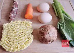 Illustration of how to make fried noodles with sausage and eggs 1