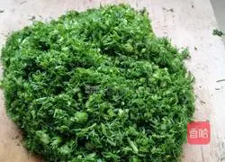 Illustration of how to make pork and fennel dumplings 4