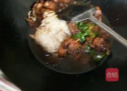 Chicken Mushroom and Green Chili Noodles Recipe Illustration 7