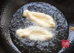 Illustration of how to make crispy fried dough sticks 6