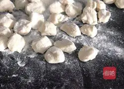 Illustration of making dumplings stuffed with purslane and chives 10