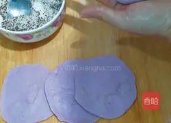 Illustration of how to make purple sweet potato cakes with perilla filling 13