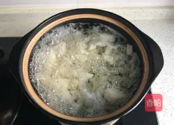 Illustration of how to make rock sugar, snow pear and white fungus soup 4