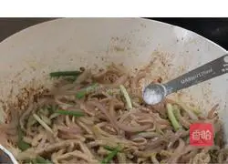 Illustration of how to make shredded pork with green onions 13