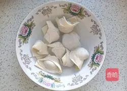 Illustration of how to make fresh meat wontons 3