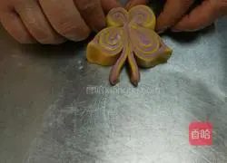 Illustration of how to make butterfly steamed buns 11