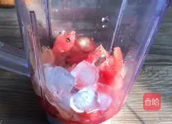 Illustration of how to make quick watermelon ice 3