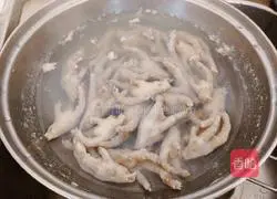 Illustration of how to make spicy and sour chicken feet 1