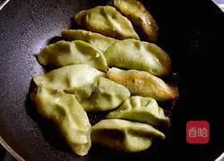 Spinach fried dumplings ( Illustration of how to make pork stuffing 9