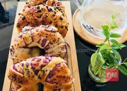  Illustration of how to make red bean and purple sweet potato bread 14