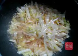 Illustration of how to make pork and cabbage stewed vermicelli 9