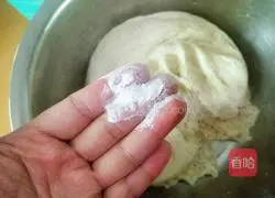 Illustration of how to make whole wheat salt and pepper shell flower rolls 7