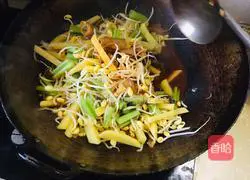 Soybean Sprouts, Celery and Potato Braised Noodles Recipe Illustration 7