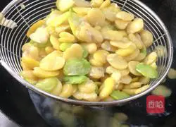 Illustration of how to make stir-fried eggs with leeks and broad beans 6