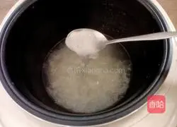 Illustration of how to make lotus seed lily tremella sugar water 8