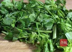 Illustration of how to make fungus and celery noodles soup 2