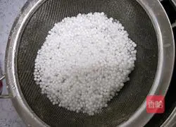 Illustration of how to fish milk and sago fruits 1