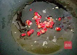 Illustration of how to make scrambled eggs with chili pepper 7