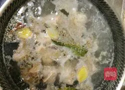 Illustration of how to make water mushroom and chicken soup 4