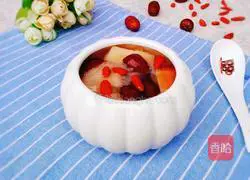 Illustration of how to make wolfberry, apple, tremella and red date syrup 10