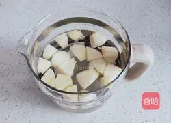 Illustration of how to make apple, longan and wolfberry soup 6