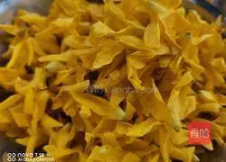 Illustration of how to make forsythia flower cake 1