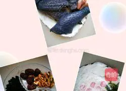 Illustration of how to make black bean, peach kernel and black-bone chicken soup 1