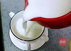 Illustration of how to make milk and fruit cereal 6