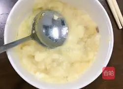 Illustration of how to make banana egg pancake 2