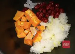 Illustration of how to make papaya, white fungus and red date soup 5