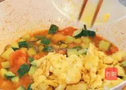 Illustration of how to make tomato, cucumber and scrambled eggs 12