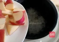 Illustration of how to make wolfberry, apple, tremella and red date syrup 7