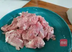 Illustration of how to make smooth meat and winter melon soup 3