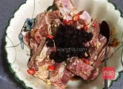 Illustration of how to make steamed pork ribs with black bean sauce 4