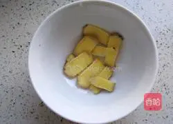 Illustration of how to make spleen-strengthening pork belly soup 4