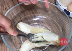 Illustration of how to make banana egg pancake 2