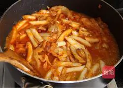 Illustration of how to make fried rice cakes with kimchi 9