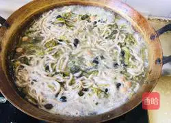 Illustration of how to make shredded bean noodle soup 8